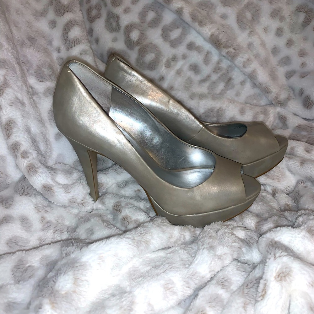 Silver grey platform open toed heel. Guess women’s 6.5 spikes shoe dressy